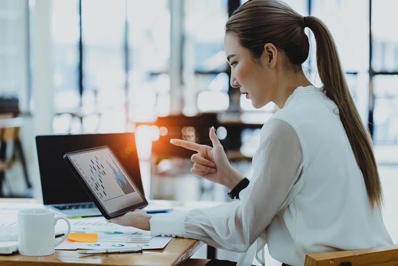 employee in finance department using AI tools