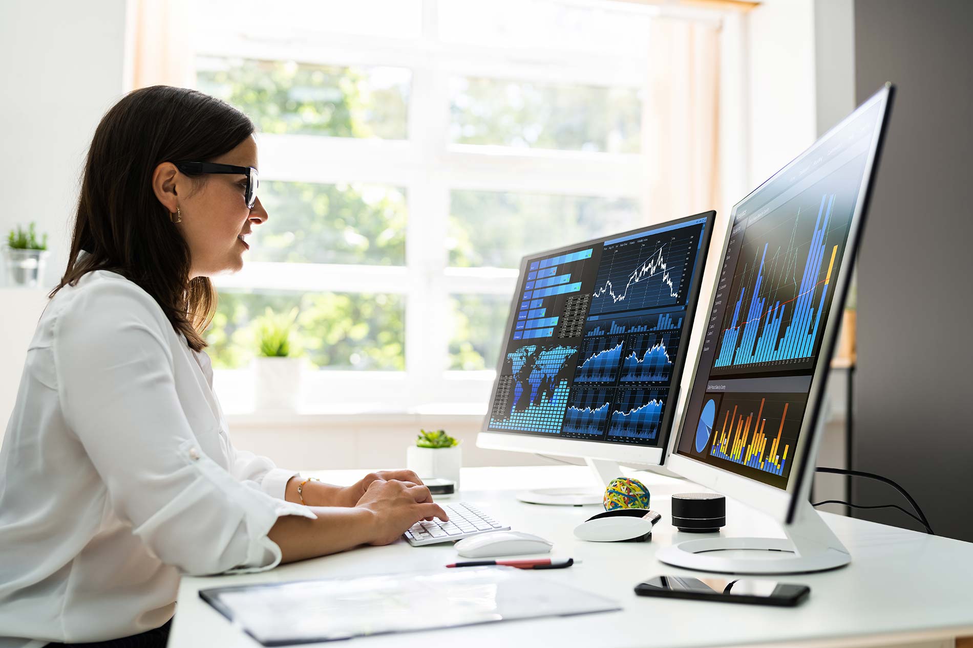 procurement specialist using predictive analytics in accounting software